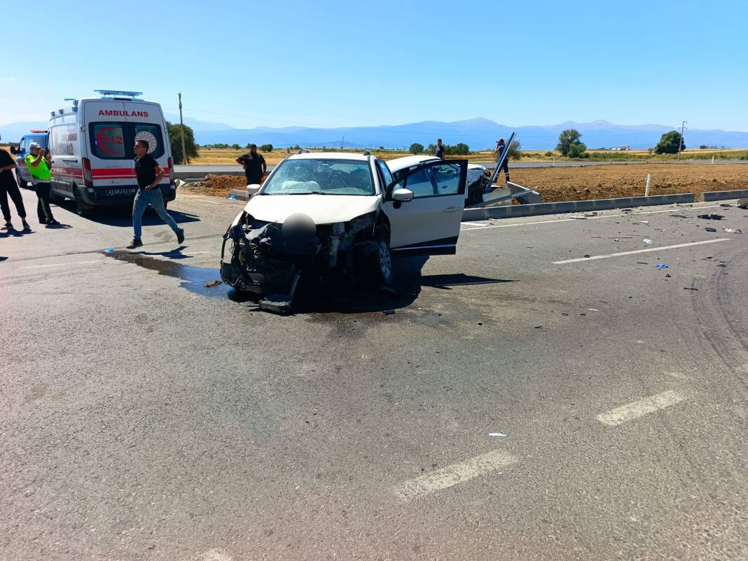 Konya'da otomobiller kavşakta çarpıştı: 7 yaralı var! 1